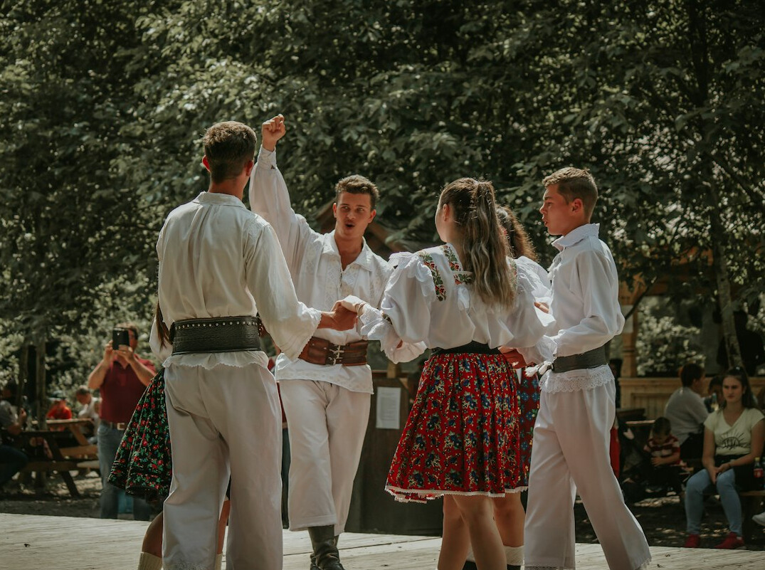 polish folk dancers